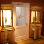 paar vergulde sieraden vitrines 3