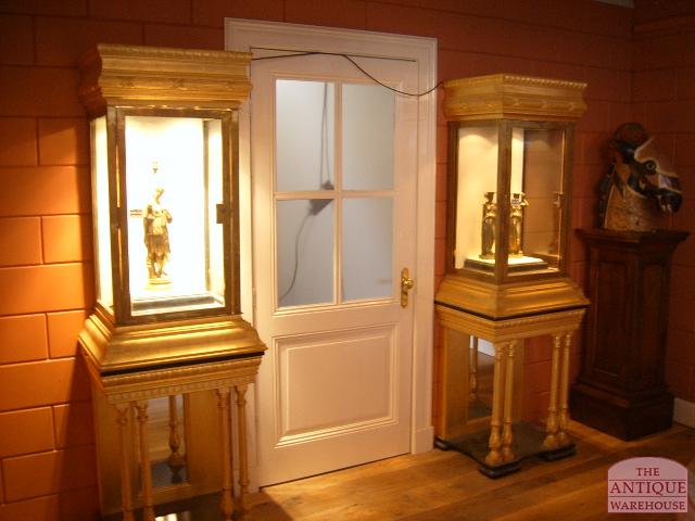 paar vergulde sieraden vitrines 3