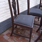 set van zes strakke stoelen 2