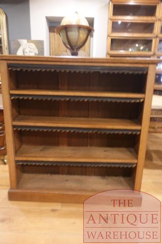 Antieke lage eikenhouten Engelse boekenkast 2