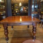 Antieke mahoniehouten uitschuif tafel met drie tussen 1