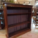 Antieke open lage boekenkast 1