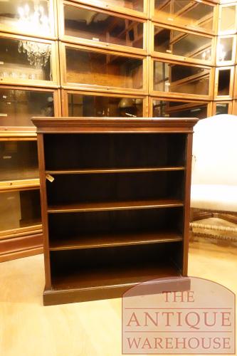 SOLD  Henneleen antiek lage open Engelse boekenkastje