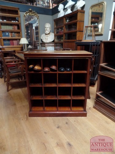 SOLD VERKOCHT antiek mahonie kastje, bowling schoenen kast, VERKOCHT