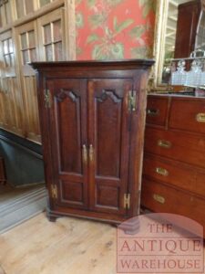 SOLD VERKOCHT    antieke eikenhouten hoekkast afkomstig uit de UK