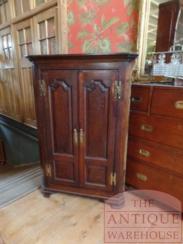 SOLD VERKOCHT    antieke eikenhouten hoekkast afkomstig uit de UK