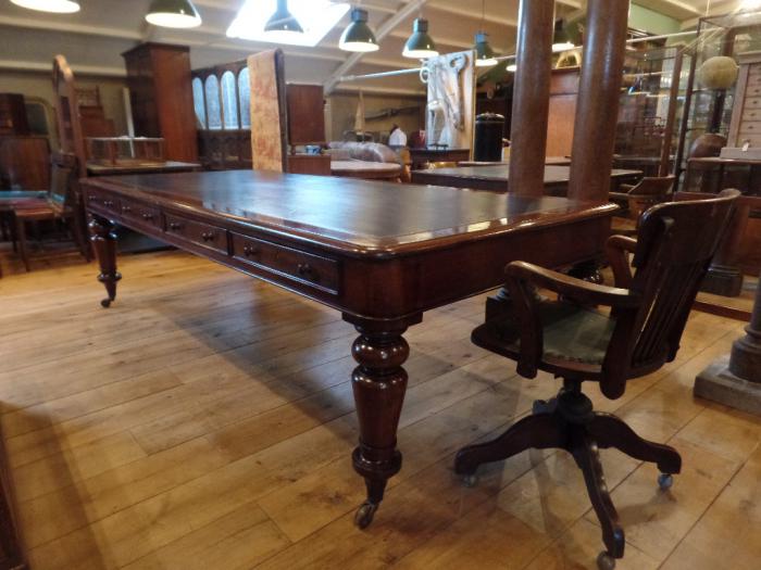 Antieke schrijftafel, bibliotheektafel uit Derby circa 1850 3