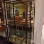 antieke vitrinekast met gebogen glas op zijkant 1