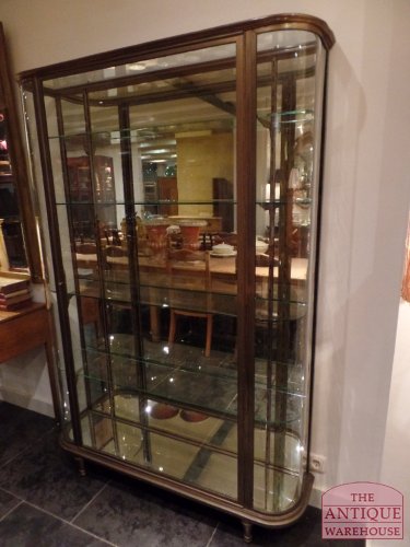 SOLD VERKOCHT antieke vitrinekast met gebogen glas op zijkant