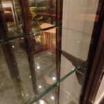 antieke vitrinekast met gebogen glas op zijkant 2