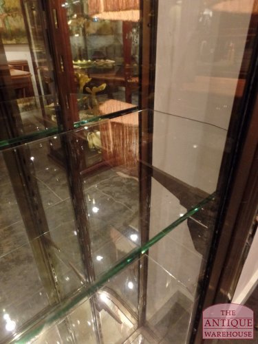 antieke vitrinekast met gebogen glas op zijkant 2