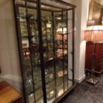 antieke vitrinekast met gebogen glas op zijkant 3