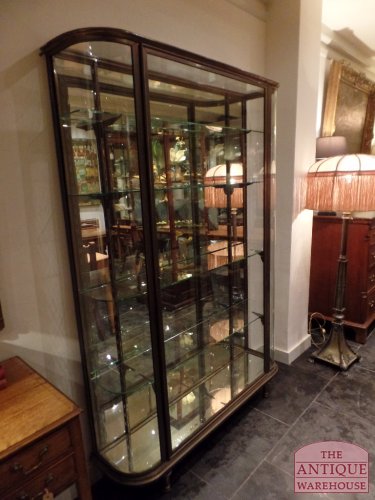 antieke vitrinekast met gebogen glas op zijkant 3