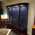 antieke vitrinekast met gebogen glas op zijkant 1