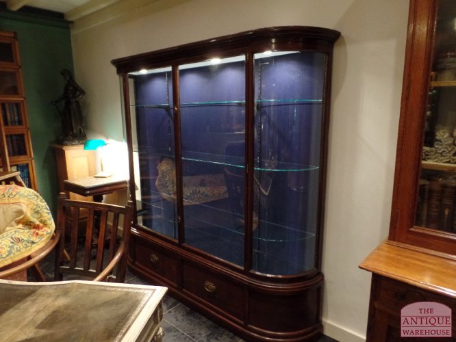 SOLD VERKOCHT antieke vitrinekast met gebogen glas op zijkant