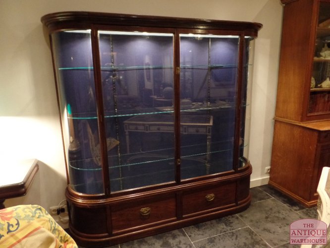 antieke vitrinekast met gebogen glas op zijkant 2
