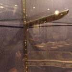 antieke vitrinekast met gebogen glas op zijkant 3