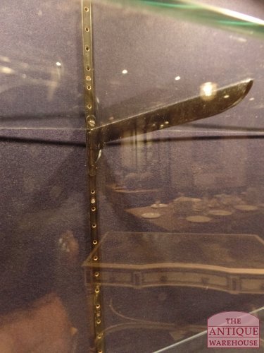 antieke vitrinekast met gebogen glas op zijkant 3