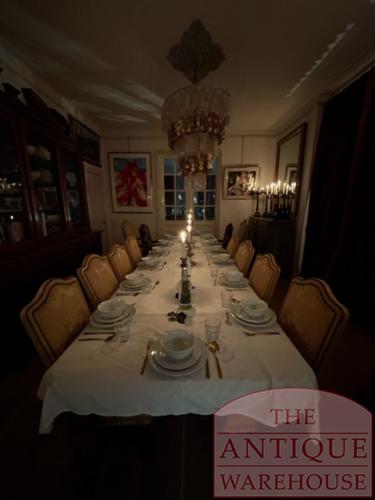 uitschuifbare antieke tafel voor maximaal n22 personen, ausziehbarer antiker Tisch für bis zu 22 Personen