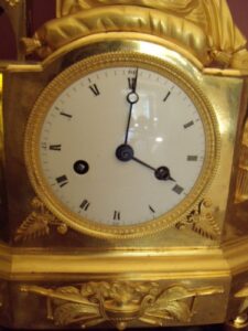 Vergulde empire pendule