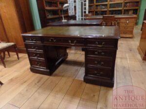 VERKOCHT   antiek mahoniehouten Engels bureau