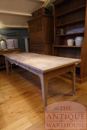 VERKOCHT    antieke eikenhouten Franse eettafel