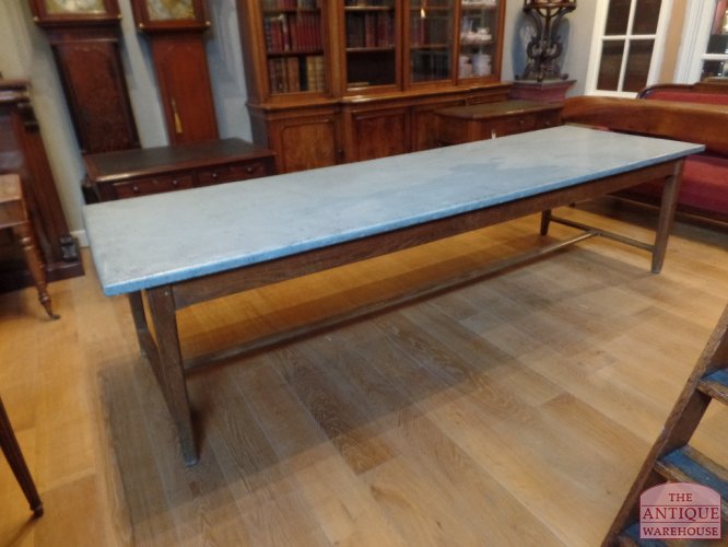 VERKOCHT    antieke eikenhouten tafel met traverse en zinkenblad,