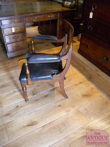 VERKOCHT   antieke Engelse bureaustoel