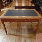 Antieke Engelse eikenhouten schrijftafel van S & H Jewell, Holborn, Londen 1