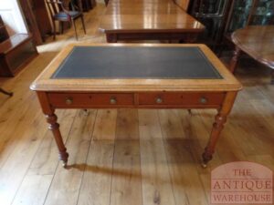 VERKOCHT  antieke Engelse eikenhouten schrijftafel gemaakt door de firma S & H Jewells Holborn London