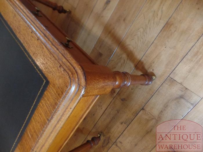 Antieke Engelse eikenhouten schrijftafel van S & H Jewell, Holborn, Londen 2