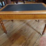 Antieke Engelse eikenhouten schrijftafel van S & H Jewell, Holborn, Londen 3