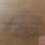 Antieke Engelse eikenhouten schrijftafel van S & H Jewell, Holborn, Londen 4