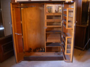 VERKOCHT antieke Engelse kledingkast , Compactom