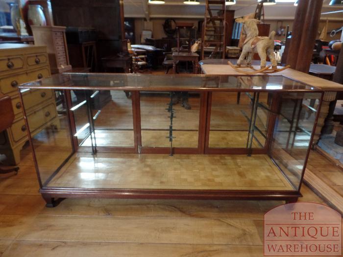 VERKOCHT Antieke Engelse mahoniehouten toonbank, winkel vitrine kast