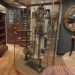 Antieke Engelse vitrinekast met gebogen glas 1