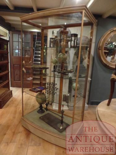 VERKOCHT antieke Engelse vitrinekast met gebogen glas