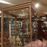 Antieke Engelse vitrinekast met gebogen glas 2