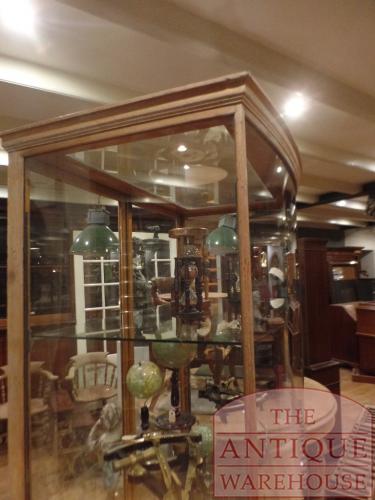 Antieke Engelse vitrinekast met gebogen glas 2