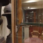 Antieke Engelse vitrinekast met gebogen glas 3