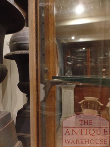 Antieke Engelse vitrinekast met gebogen glas 3