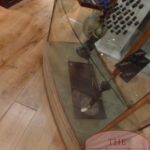 Antieke Engelse vitrinekast met gebogen glas 4