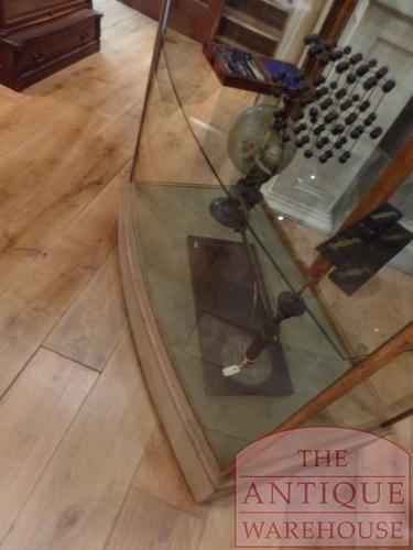 Antieke Engelse vitrinekast met gebogen glas 4