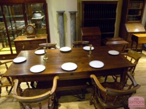 VERKOCHT    antieke Franse notenhouten eettafel