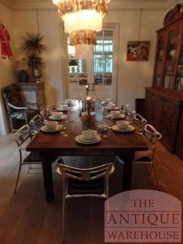 VERKOCHT  antieke Franse notenhouten tafel