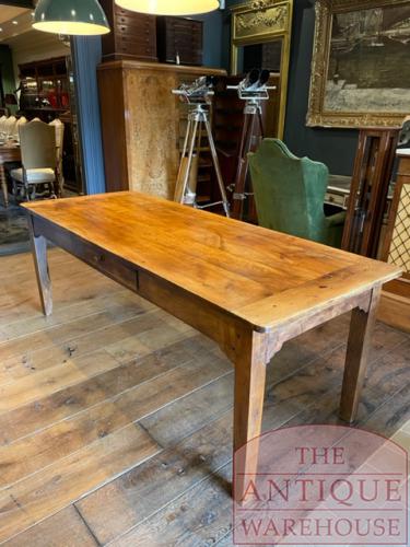 VERKOCHT    antieke kersenhouten Franse eettafel