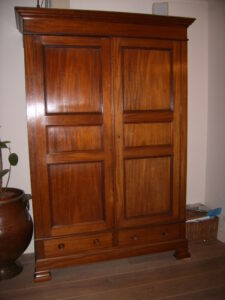 VERKOCHT, antieke kersenhouten Franse tweedeurs  kast