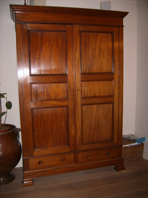 VERKOCHT, antieke kersenhouten Franse tweedeurs  kast