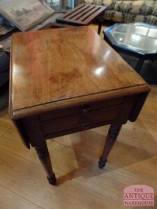 VERKOCHT    Antieke kleine mahonie pembroke tafel met bewerkte poten