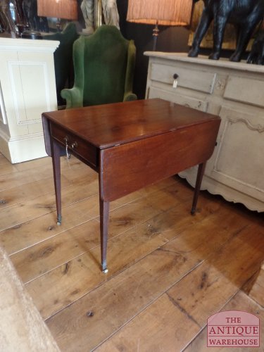 VERKOCHT antieke mahonie pembroke tafel met origineel messing handvat, circa 1800